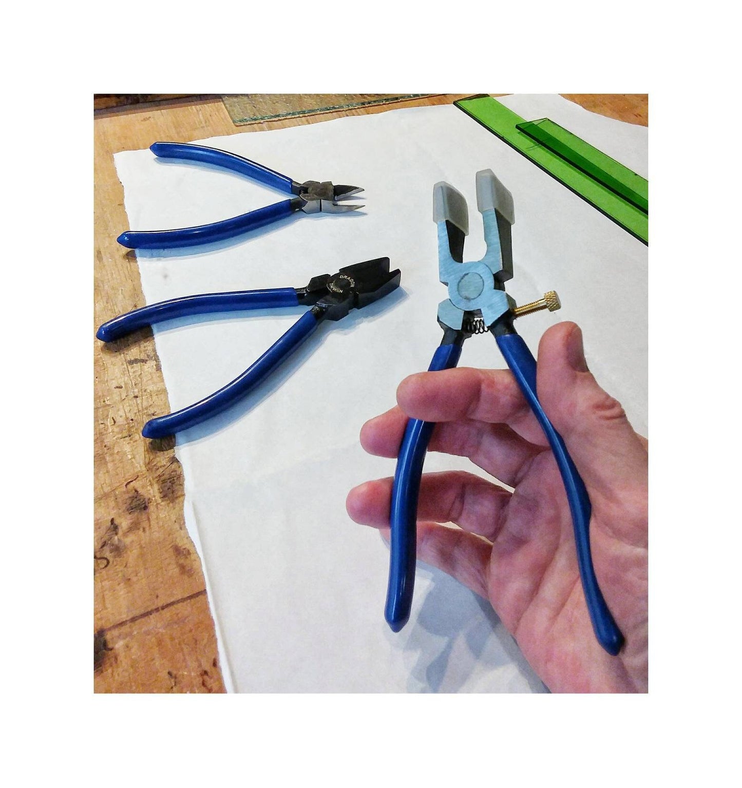 Stained Glass Running Plier, curved jaw forces scoreline to run, break. Easy to use Blue Handle. Fits well for smaller hands.